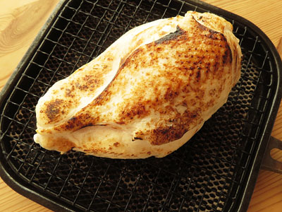 鶏チャーシューにガスコンロで焼き目をつける