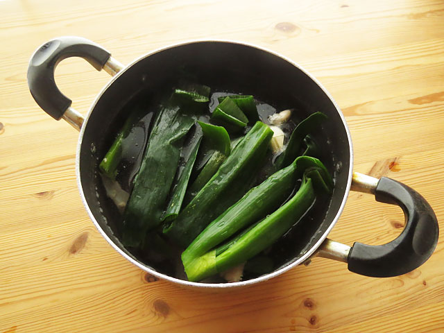 鶏がらと豚骨を煮込んでいる鍋