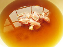 うどんつゆに鶏肉と干し椎茸、干し椎茸の戻し汁を入れる