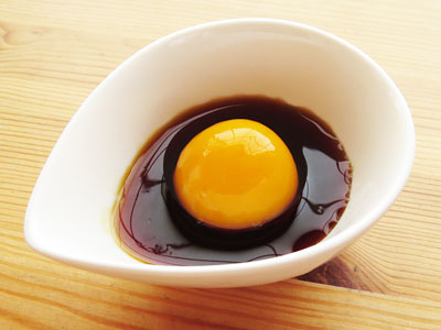 生卵を黄身と白身に分けて醤油に漬ける
