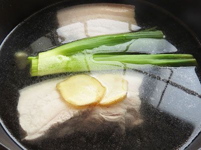 鍋に水と酒、臭み消しの野菜を入れる