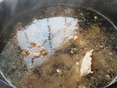 沸騰した湯で牛すじを下茹でする。