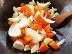 にんにくと生姜を炒めたフライパンに、ニンジン、玉ねぎ、セロリを入れて中火でざっと炒める