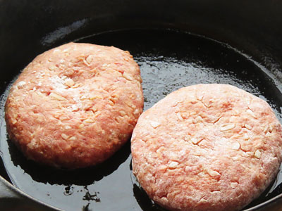 ハンバーグをフライパンで焼く