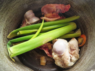 豚骨、鶏がら、臭み消し用の野菜、酒を入れた鍋