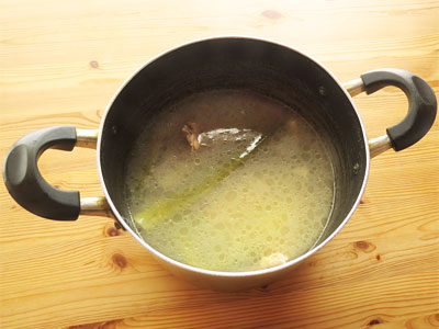 煮込んで白濁してきた豚骨と鶏ガラのスープ