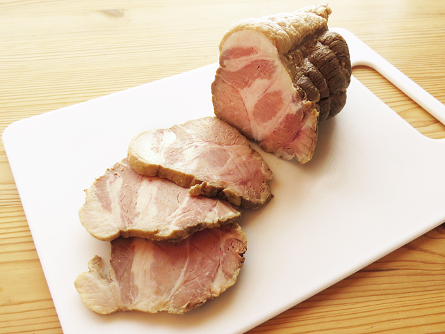 白いまな板にのせた炊飯器で作る豚肉チャーシュー