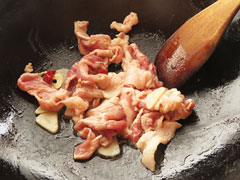 豚肉を炒める