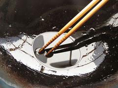 大さじ2のごま油を入れたフライパン