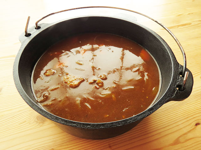 鍋で煮込み中の牛すじカレー