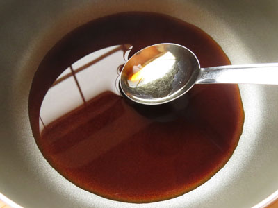 醤油と水、みりんを入れた鍋に砂糖を入れる