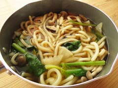 軽く煮込んで出来上がったサバ缶うどん