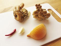 分量の目安:玉ねぎ、しめじ、舞茸、鷹の爪、にんにく