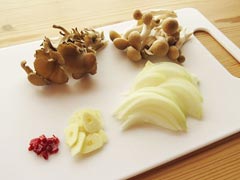 切り分けた玉ねぎ、しめじ、舞茸、鷹の爪、にんにく