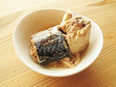 小皿に入ったサバ缶