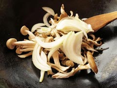 フライパンに玉ねぎとしめじ、舞茸を入れる