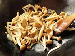 玉ねぎとしめじ、舞茸を炒める