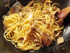 スパゲティを入れてざっと炒める