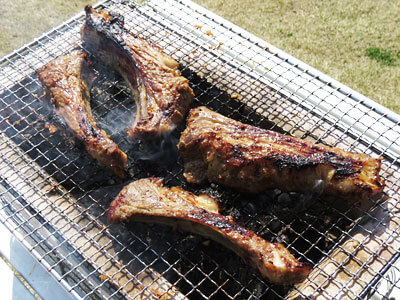 裏返して焼き上がったスペアリブ