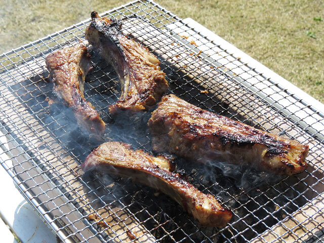 スペアリブのバーベキュー焼き風景