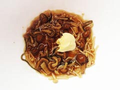 よく混ぜた納豆パスタソースにバターを落とす