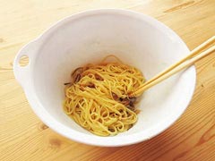 納豆パスタソースと麺をよく混ぜる