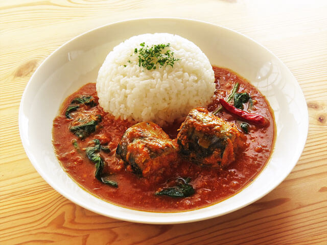 皿に盛り付けたサバ缶カレー