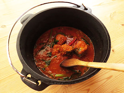 鍋に入ったサバ缶カレー