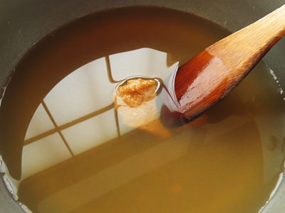 昆布とあさりのだし汁に味噌を溶く