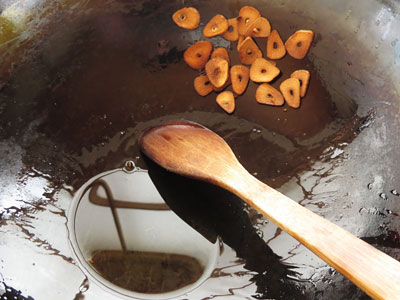 揚げたにんにくチップを寄せて油を切る