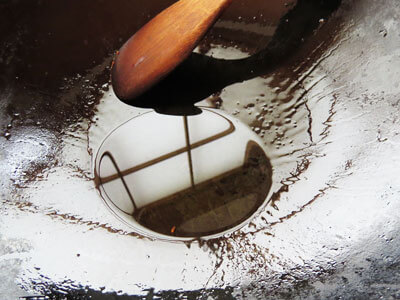 にんにくチップを揚げたオリーブオイル