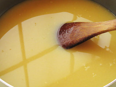塩胡椒で味を調えたスープに水溶き片栗粉を入れる