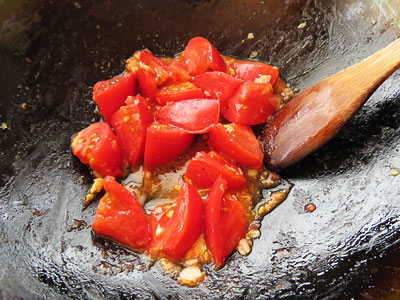 軽くトマトを炒める