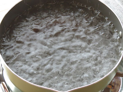 強火で湯が沸騰している鍋