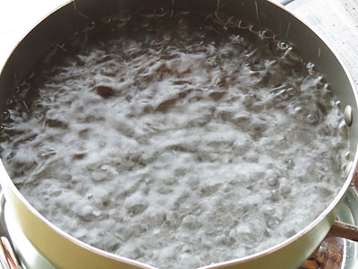 沸騰した湯でパスタ麺を茹でる