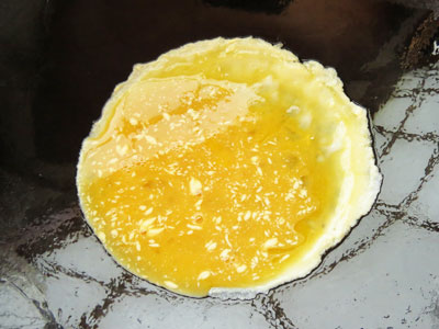 ごま油を引いたフライパンに溶き卵を入れる