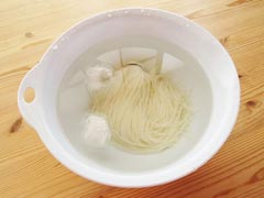 茹でたそうめんを冷水につける