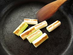 焼き目の付いたネギ