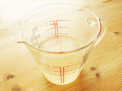 計量カップに入っただし汁300ml