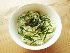 丼にごはんと海苔を盛り付ける