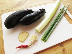 野菜の分量の目安。長ネギとなす、生姜、にんにく、鷹の爪