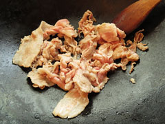 炒めて色の変わってきた豚肉