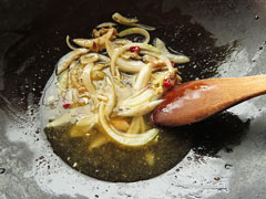 具を炒めているフライパンに、スパゲティの茹で汁をお玉一杯弱入れる