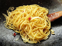 スパゲティとソースをからめるようにざっと炒める