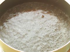 鍋で湯を沸かす