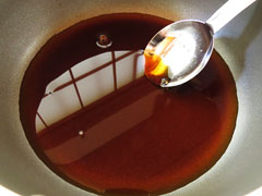 鍋に醤油と砂糖､みりん､水を入れる