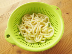 ざるに入ったうどん麺