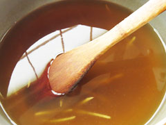 水溶き片栗粉を加えてちょうどいいとろみの付いた、うどんつゆ