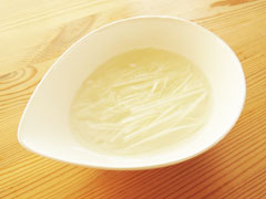 冷水につけている白髪ネギ