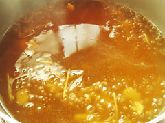 水溶き片栗粉を加えてとろみのついたスープ